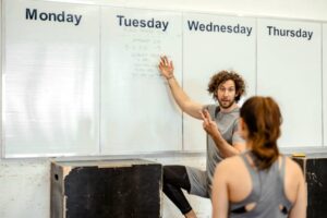 How to Build a Weekly Routine That Turns Affiliate Training into Consistent Sales